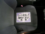 室内外はもちろん、シートを外してニオイの元となるフロアカーペットまで消臭・除菌を実施。中古車を気持ちよくお乗りいただけるクリーニングサービスです。詳細は販売店スタッフまでおたずねください。