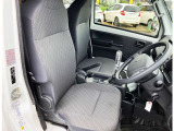 【運転席・助手席】☆ゆったり☆ひろびろ☆の車内スペース♪一人一人の空間に余裕があります♪