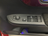電動格納式リモコンドアミラーと、パワーウィンドウマスタースイッチ等は運転席ドアにあります。