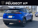 ルーフラインがテールエンドにかけて伸びあがります。デザインポイントの一つです。