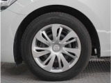 【ホイールキャップ】車に良く似合う純正ホイールキャップが装備されています。各種Aftermarketアルミホイールや、スタッドレスタイヤも取扱いしております。是非ご相談ください。
