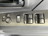 【電動格納ミラー】サイドミラーは電動格納式となっており、狭い駐車場でもキズがつくリスクを抑えられます。