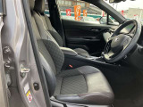 運転席はご覧のとおり。シート素材は通気性がよく蒸れにくいモケットです。