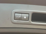 【パワーバックドア】スマートキーや運転席のボタンを押すだけでリアゲートが自動で開閉します!荷物を持っている時や、高い位置にあるバックドアを閉める際に便利な機能です♪