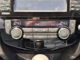【左右独立温度コントロール式フルオートエアコン(DUAL/SYNC)】運転席側と助手席側でそれぞれ自由に温度設定ができ、快適な風量やモードなどを自動調整します!