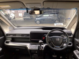 【前方視界】開放的な前方視界!運転がしやすく疲れにくいです♪窓が大きく、見通しがとっても良いおクルマですよ♪