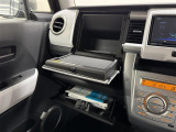 【グローブボックス】車検証、サングラスやCDなど小さい荷物が収納できるので車内を綺麗に整頓できますね。