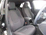 運転席側からの前席ビューです。内装色はブラック系ですので汚れも目立ちにくいです♪