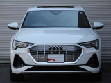 車両前後に配置された2基のモーターがそれぞれ前輪と後輪を駆動する、新世代の電動4WDシステムquattroを搭載。