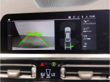 【バックモニター】”R”レンジにシフトチェンジして頂くとバックカメラとセンサーが起動し駐停車時の運転をサポートします。