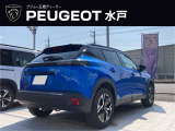 ルーフラインがテールエンドにかけて伸びあがります。デザインポイントの一つです。