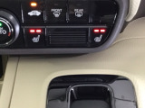 運転席/助手席シートヒーターで寒い日もすぐに温かくなり快適に過ごせます。2段階の温度調整が可能です