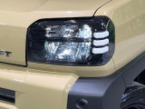 【LEDヘッドライト】悪天候や夜間走行時も良好な視界を確保し安心して運転できる高輝度LEDヘッドライトを装備!点灯速度が早く、消費電力も抑えられています。