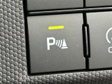 【コーナーセンサー】センサーをクルマの前方に装備しています。障害物までの距離に応じて警告音を変えてお知らせするので、縦列駐車時や駐車場・車庫などでの取り回しをサポートします。