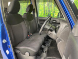 運転席まわりには十分なスペースがあり、大柄な方でもゆったり運転していただける環境です。