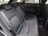 前席が最適な運転ポジションを取るために足元が広くとっており、後部座席の足元もゆったりと座ることができます。長時間でもストレス軽減になるよう、かかとを引くことができるように設計されています!