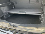 ラゲッジには1段下に収納スペースがございます。