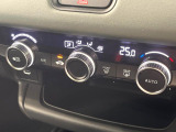 【オートエアコン】一度お好みの温度に設定すれば、車内の温度を検知し風量や温度を自動で調整。暑い…寒い…と何度もスイッチ操作をする必要はありません。快適な車内空間には必須の機能ですね♪