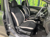 運転席まわりには十分なスペースがあり、大柄な方でもゆったり運転していただける環境です。