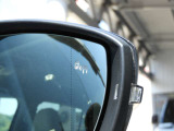 【ブラインドスポットアシスト】 車線変更アシスト機能。ドライバーの死角となる後方側面に車両を検知した際、ドアミラーに内蔵された警告灯が点滅しドライバーに注意を促します。