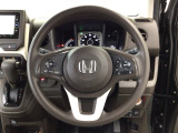 【ハンドル】運転にかかわる様々な操作を安全に行えるように視点移動が少なく操作性に配慮されたスイッチ類が凝縮されたコックピットです。