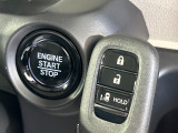 【Hondaスマートキー】カバンやポケットに入れたままでもドアの施錠・解錠が可能なスマートキーを装備。エンジンのオン・オフ時もカギを取り出す必要が無いからとっても便利です♪