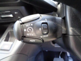 アダプティブクルーズコントロールは、フロントバンパーのレーダーセンサーを使用し、前方の車両の加減速に応じて自動的にスピードを調節、車間距離を維持します。