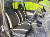 運転席まわりには十分なスペースがあり、大柄な方でもゆったり運転していただける環境です。