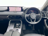 【運転席インテリアデザイン】左右対称のインテリアデザインでドライバーを包み込み運転に集中できるように設計されています。
