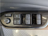パワーウィンドウのスイッチですよ。 運転席に居ながら窓を開け閉めのコントロールできますよ。 ロック機能で、子供がイタズラして窓を開けるという事も無くなりますよ。