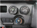 エアコンは操作性の良いダイヤル式です。