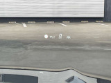 運転席側のフロントウィンドウに車速やナビゲーションの情報を投影するヘッドアップディスプレイ装備。視点移動が少なくなり、ドライバーの安全と目の疲労の軽減に配慮しています。