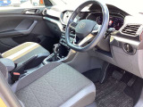 長時間の運転でも疲れにくくそして安定感あるフォルムを採用したコンフォートシート。高さやステアリング位置は運転姿勢に合わせて細かく調整でき、的確なドライビングポジションが得られます。