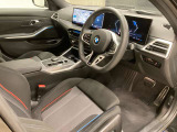 【コックピットシート】BMW車の主役席。車体中央にくる様に配置し車両重心とが一致する事でドライバーと車との一体感あるドライビングを実現。人間工学に基づき形成した形状が長時間のドライブ疲労も軽減します!