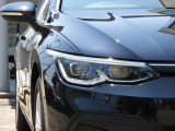 【IQ.LIGHT】 対向車や先行車のドライバーを眩惑することなく、前方の路面と路肩を広範囲に明るく照らすことができるマトリックスLEDヘッドライトを装備。快適なドライブをアシストします。