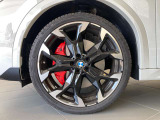 BMWの純正アロイホイールは軽量かつ強度にも優れているホイールで走行性能を引き上げる設計になっております。足元にもBMWは妥協がなくこだわっている個所になります。