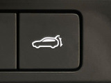 【パワーバックドア】スマートキーや運転席のボタンを押すだけでリアゲートが自動で開閉します!荷物を持っている時や、高い位置にあるバックドアを閉める際に便利な機能です♪