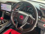 【ステアリングスイッチ】が付いており運転中に前方から目線をそらすことなくオーディオ等の操作が可能なので安心・快適にカーライフをお楽しみいただけます。