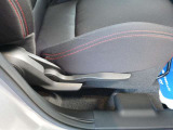 運転席にはシートリフターが付いていますので座高にあわせてドライビングポジションが決められます。