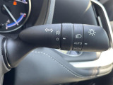 【オートライトシステム】車外の環境に合わせてライトを点灯します。トンネル入り口では瞬時に点灯するなど、点灯、消灯を車外の明るさに応じて行います。