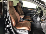 仕立てのいい高級感のある本革シートです。シート表皮は専用のクリーナーできれいにクリーニングしていて清潔に保たれています。アームレスト付きで楽に運転できます