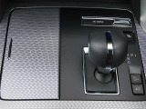 CX-60は8速オートマチックトランスミッションを採用。多段化により、よりスムーズで効率的な走りを実現しました。エンジンの力を最大限に引き出し、力強い加速と快適なクルージングを両立しています。