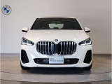 【キドニーグリル】BMWは約90年もの間、ほぼ全ての車両にひと目でBMWだと分かるこの特徴的なフロントグリルが備えられ、デザイン・アイコンとして親しまれてきました。