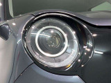 LEDヘッドライトは、点灯の瞬間から最大光量を発揮し、突然暗くなるトンネルなどでの安定感を高めます。