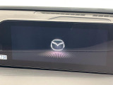【8.8インチマツダコネクト】車内の雰囲気にマッチした大型のディスプレイ。スマホ接続でのナビ使用やBluetooth再生等、様々な機能が楽しめます。直感的なダイヤル操作が可能で、使い勝手も良好です。