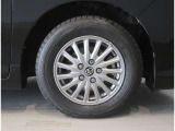 純正のアルミホイール装着車です。タイヤサイズは195/65R15です。