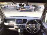 【前方視界】開放的な前方視界!運転がしやすく疲れにくいです♪窓が大きく、見通しがとっても良いおクルマですよ♪