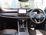 弊社では、ご納車後からお客様との本当のお付き合いが始まるものと考えております。ご納車前の法定点検整備は最新鋭の設備を整えた併設の「Jeep 認証工場」にて、正規ディーラークオリティにより実施致します。