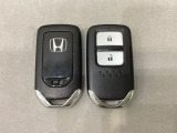 スマートキーを装備しています。鍵を差し込むことなくドアロックの開け閉めと、スタートボタン操作でのエンジンスタートができます。スペアキーも同じものを用意しております。