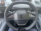 プジョーの特徴でもある小径ハンドル。女性の方でも運転しやすいです